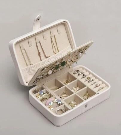 ROUND VELVET Travel Case – กล่องกำมะหยี่ทรงกลมพกพา**