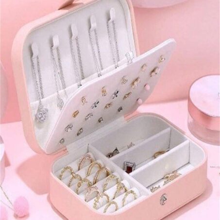 CLAMSHELL Mini Travel Box (White) – กล่องพกพาทรงเปลือกหอยสีขาว**