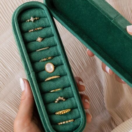 EMERALD Travel Organizer – กล่องพกพาทรงยาวสีเขียวมรกต**