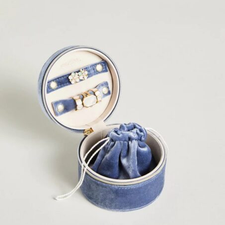 CLAMSHELL Velvet Ring Box – กล่องกำมะหยี่ทรงกลมสีน้ำเงิน**