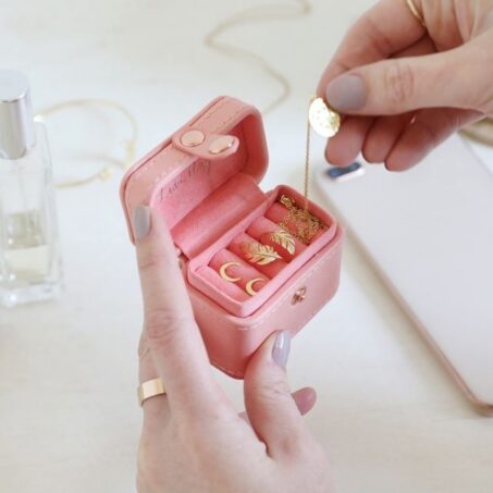 TRAVEL CUBE Mini Ring Box – กล่องลูกบาศก์พกพาสีชมพู**